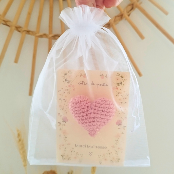 Copie de verso maître.5 cm) (15 x 15 cm) (6) Câlin de poche – Cadeau Maîtresse, Maître, Nounou, ATSEM ou AESH – Cœur au crochet fait main – Cadeau de fin d'année scolaire
